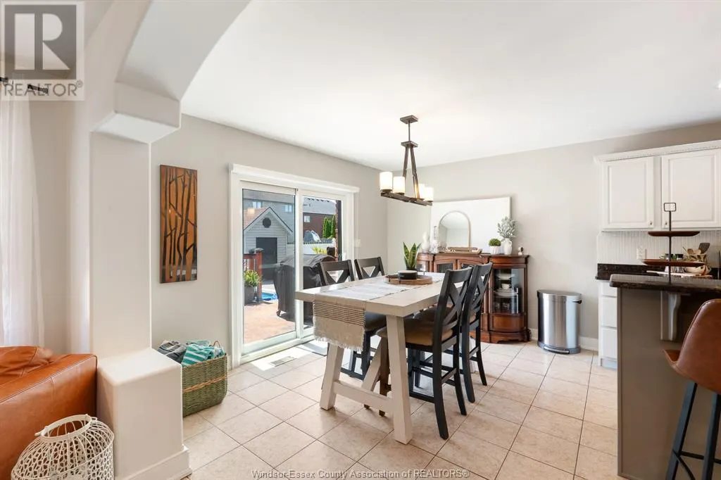 1049 WOODLAND CRES