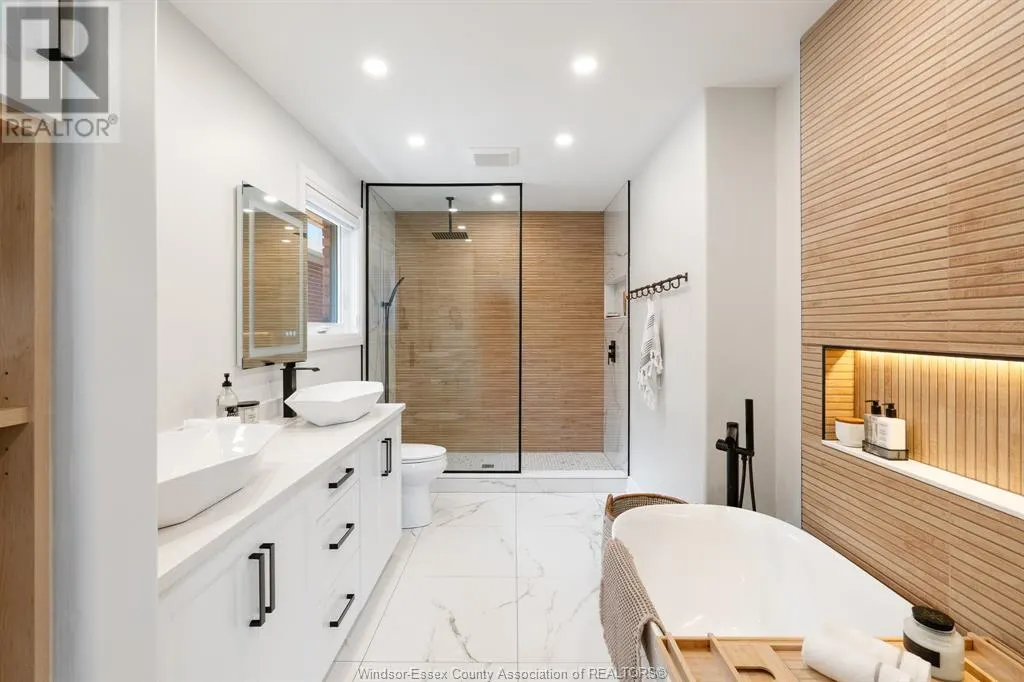 1049 WOODLAND CRES