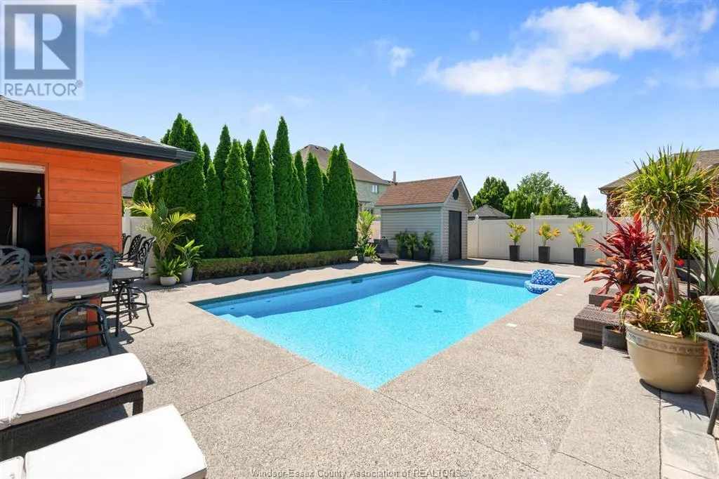 1049 WOODLAND CRES