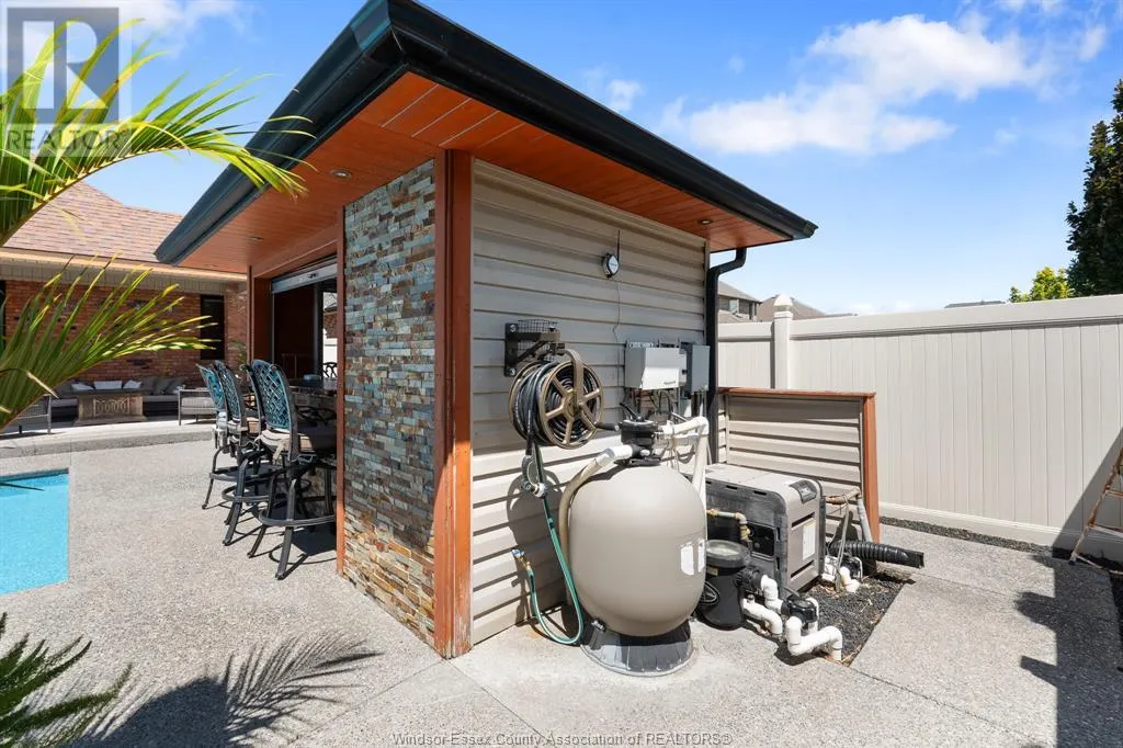 1049 WOODLAND CRES