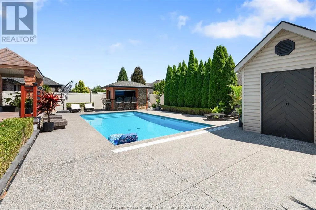 1049 WOODLAND CRES
