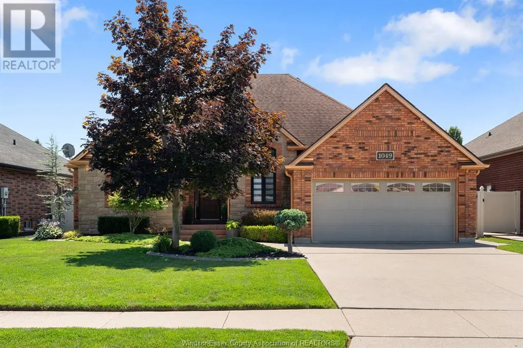 1049 WOODLAND CRES