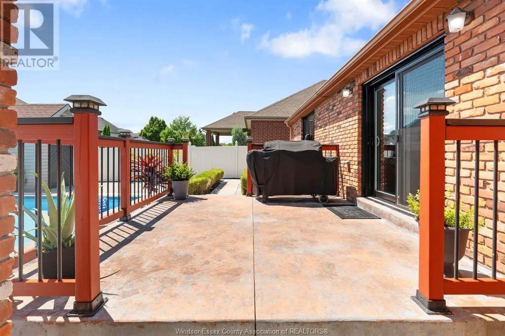 1049 WOODLAND CRES