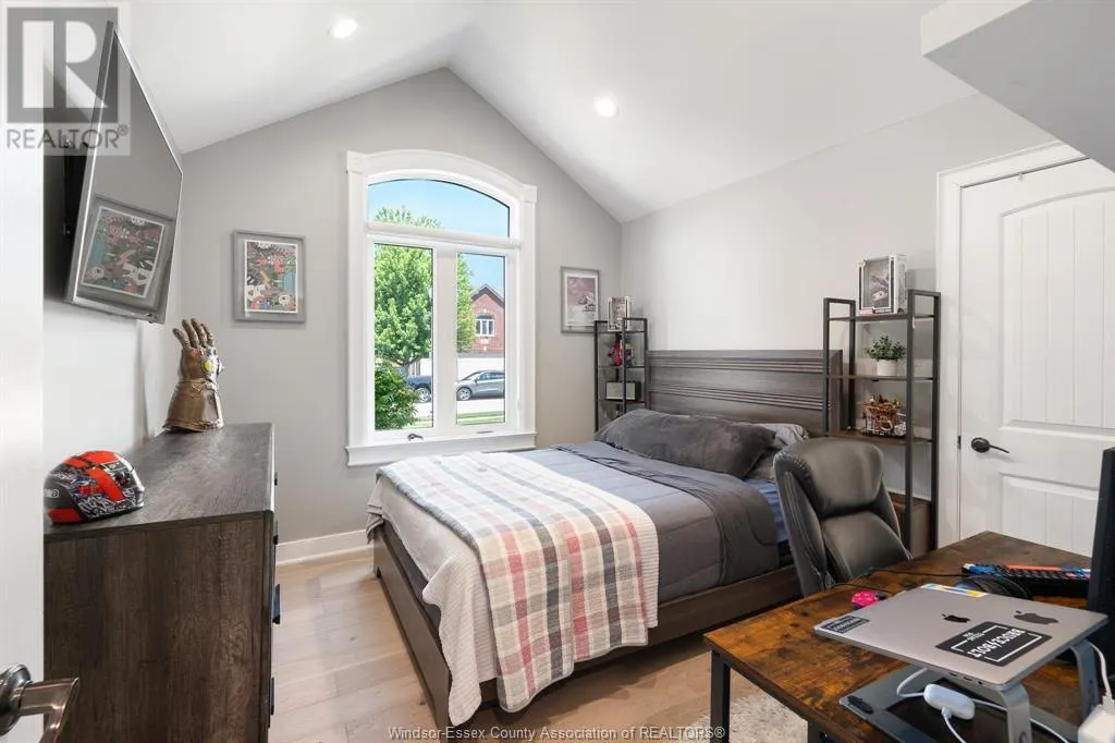 1049 WOODLAND CRES