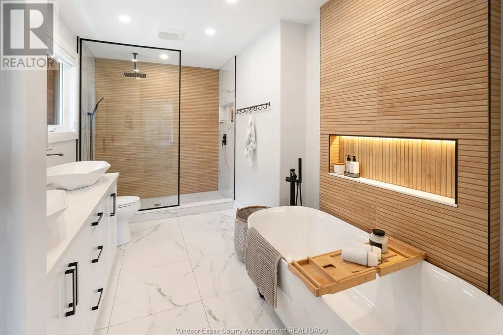 1049 WOODLAND CRES