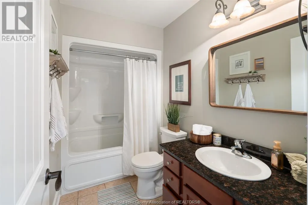 1049 WOODLAND CRES