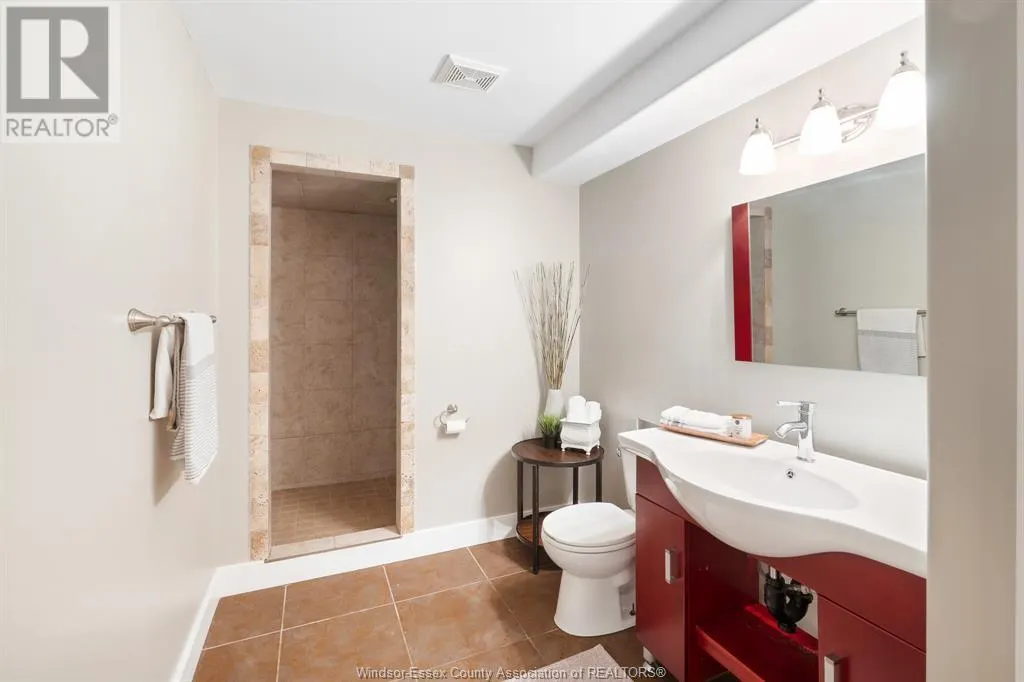 1049 WOODLAND CRES
