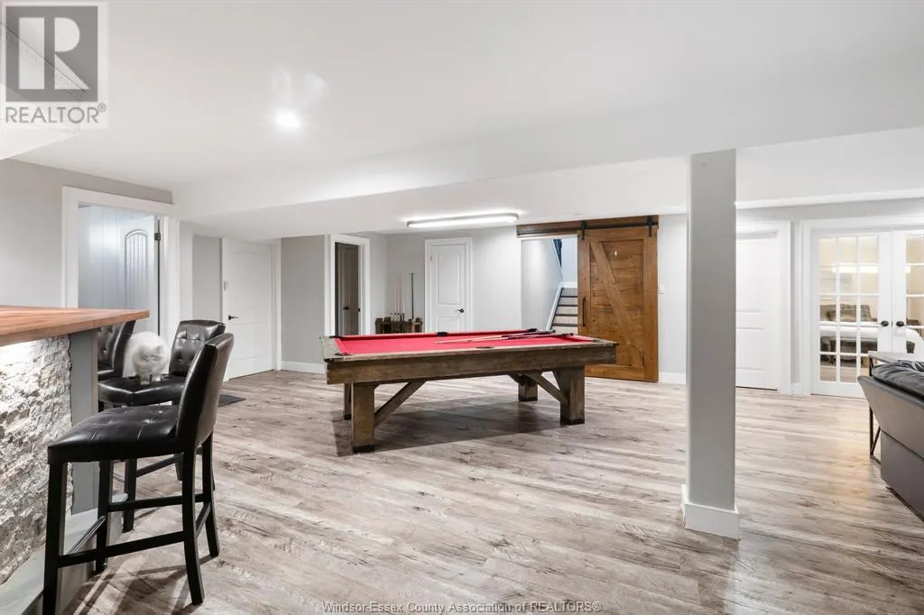 1049 WOODLAND CRES