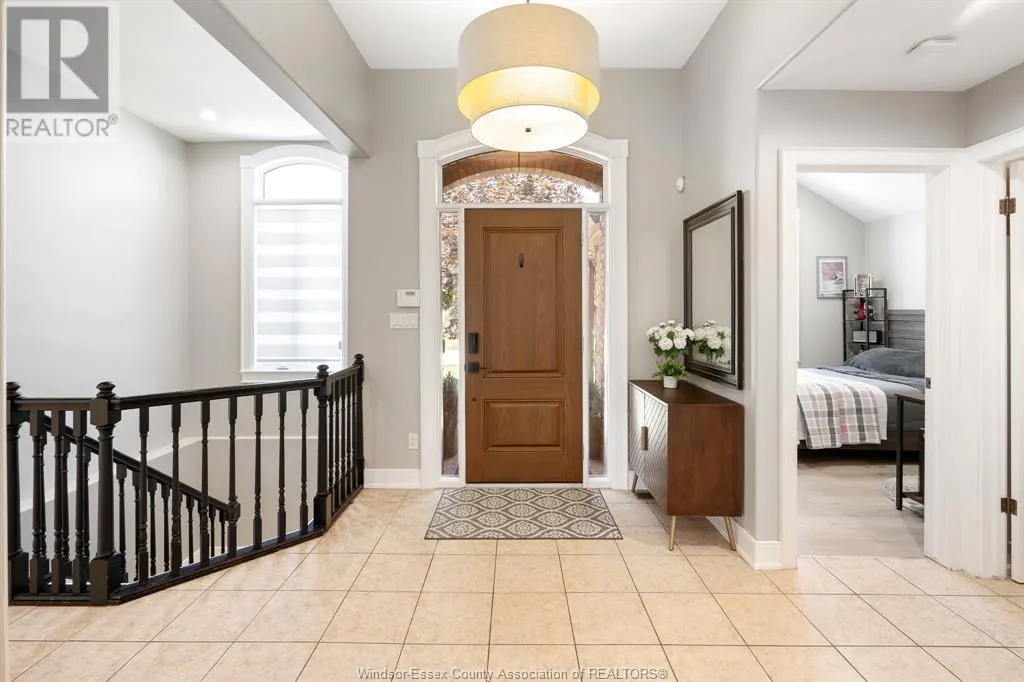 1049 WOODLAND CRES