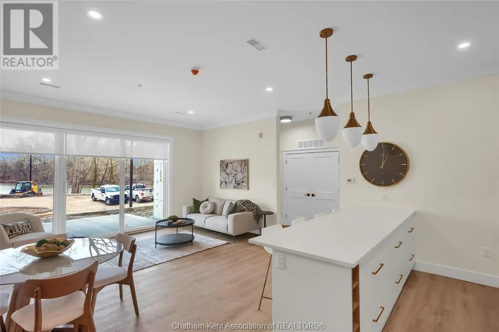 364 Grand AVENUE East Unit# 401