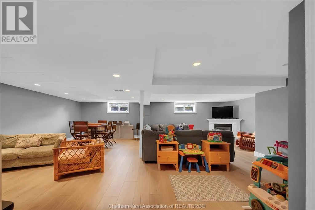 8 MOHAWK COURT