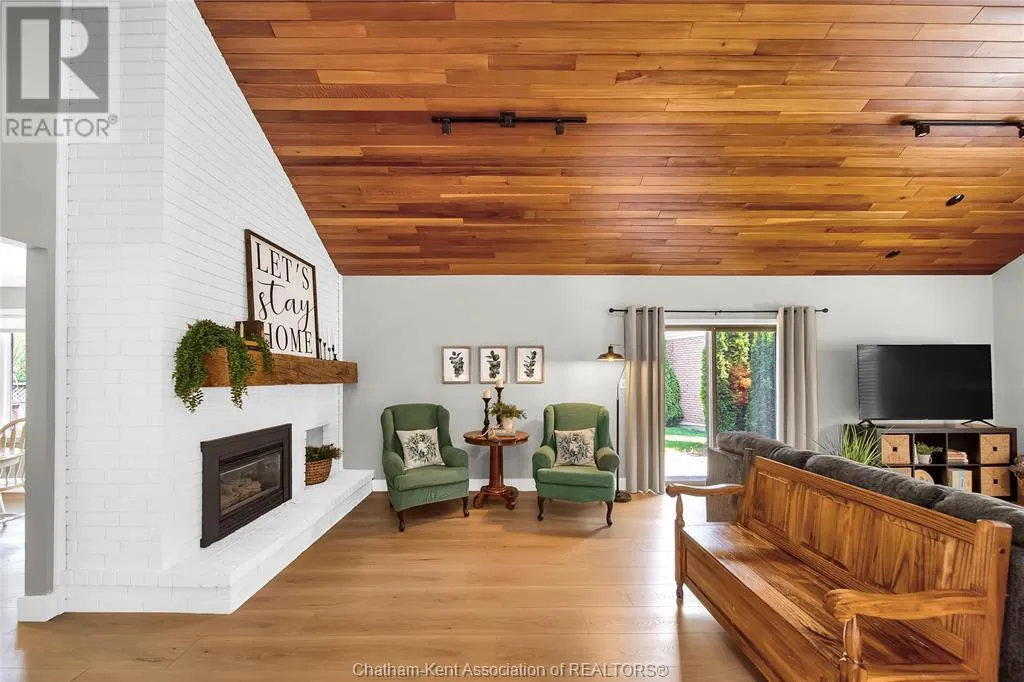 8 MOHAWK COURT