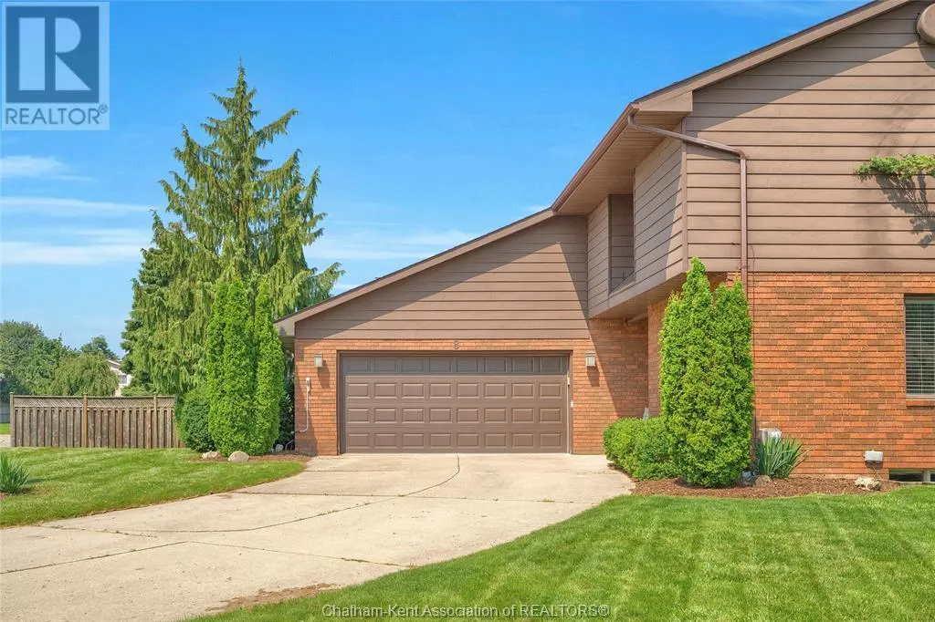 8 MOHAWK COURT