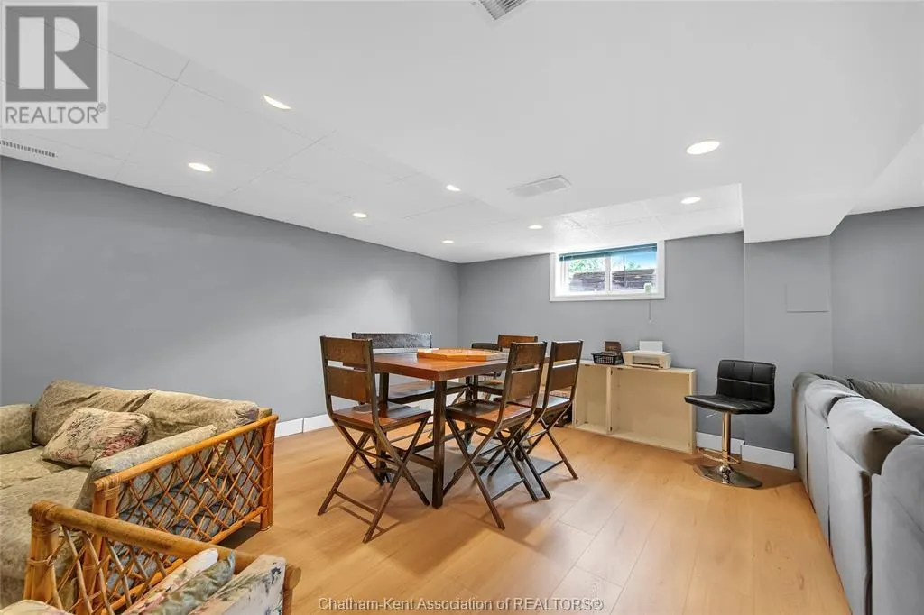 8 MOHAWK COURT