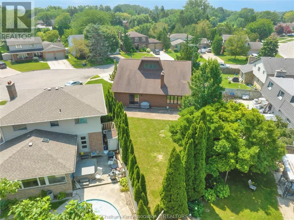 8 MOHAWK COURT