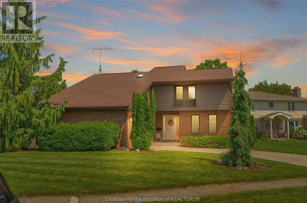 8 MOHAWK COURT