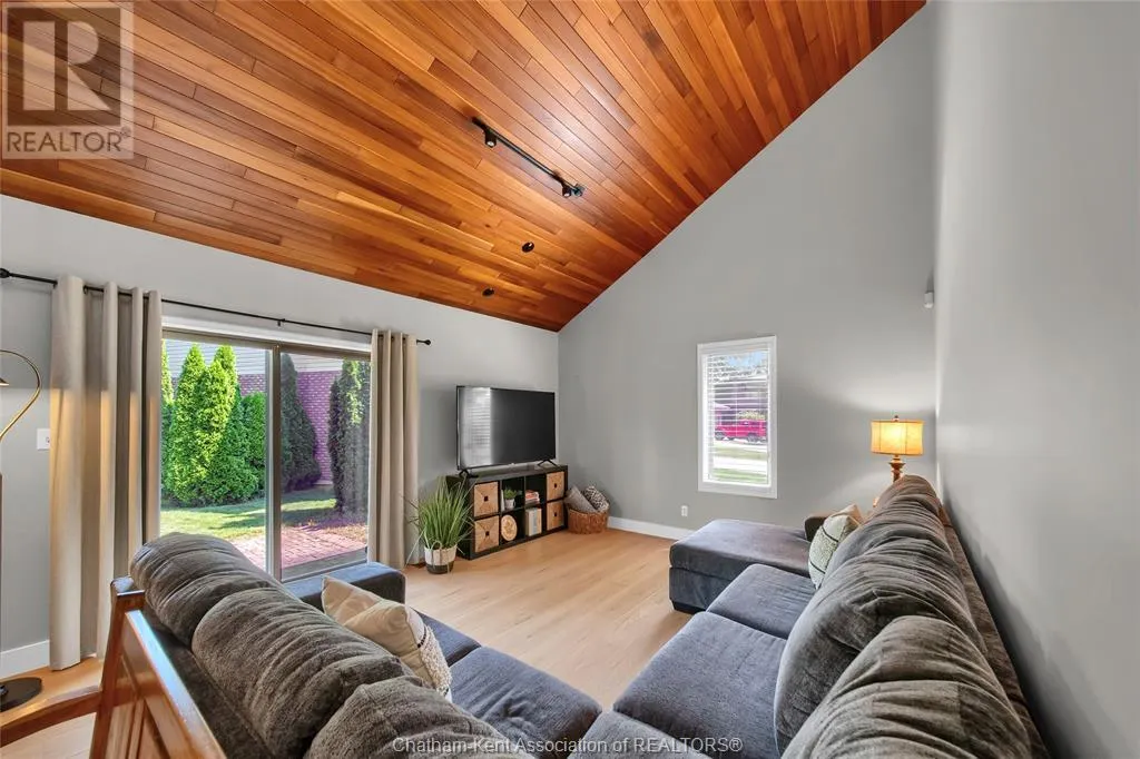 8 MOHAWK COURT