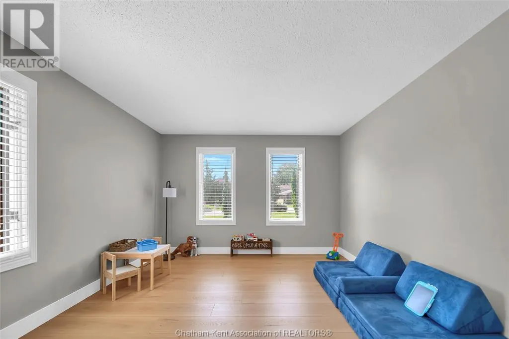 8 MOHAWK COURT