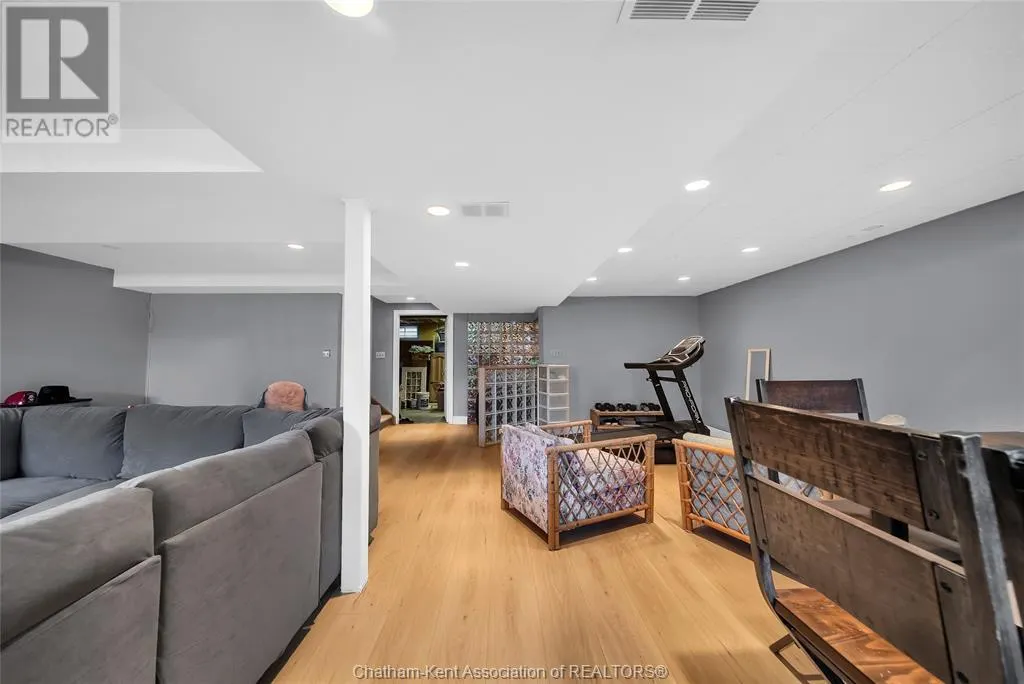 8 MOHAWK COURT