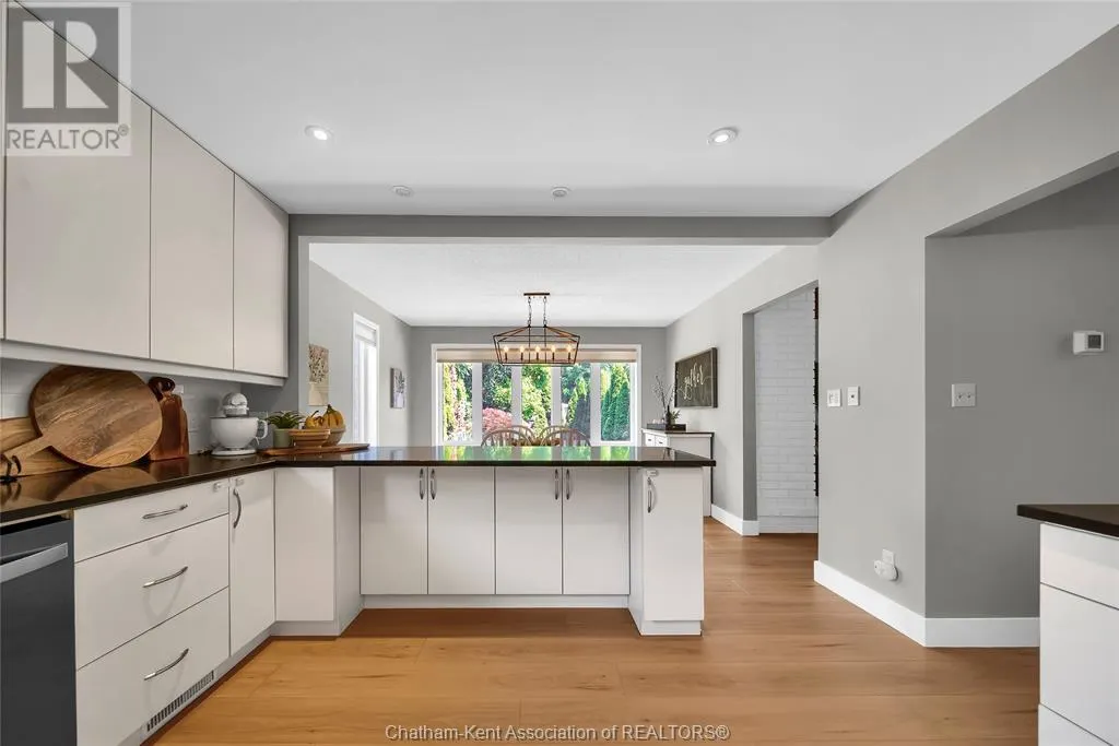 8 MOHAWK COURT