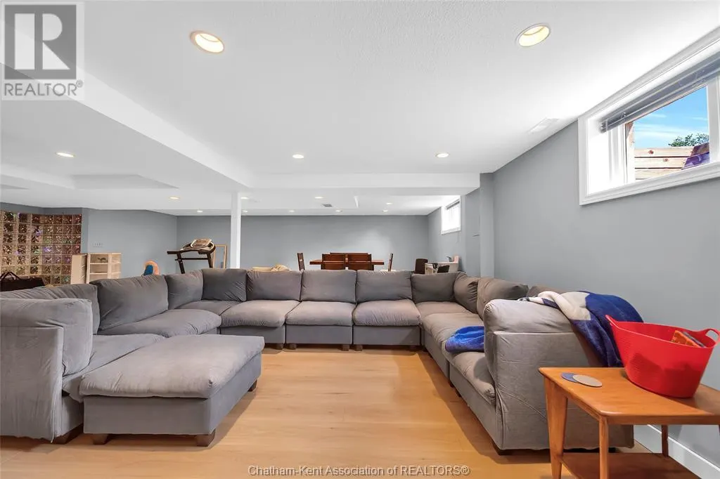 8 MOHAWK COURT