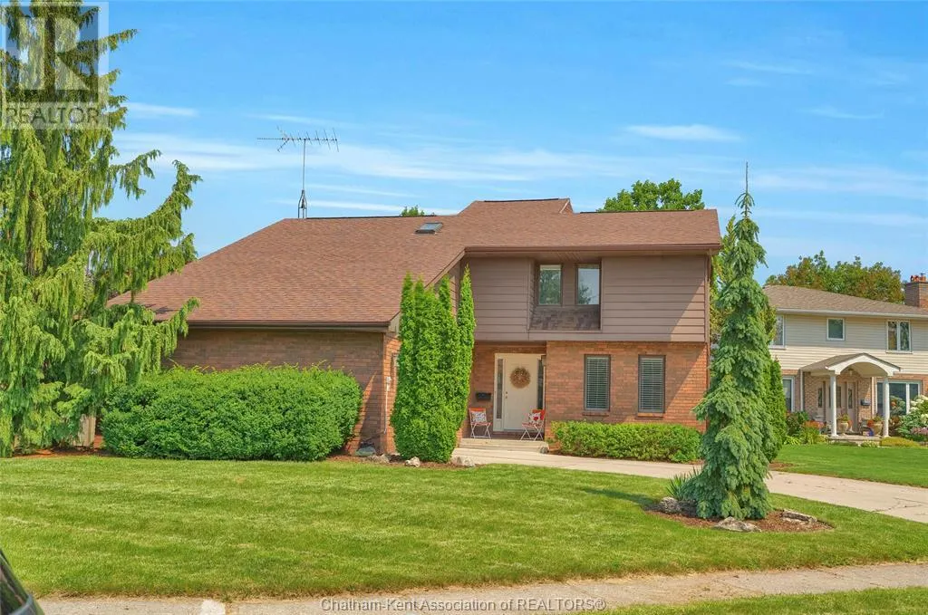 8 MOHAWK COURT