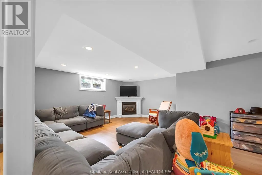 8 MOHAWK COURT