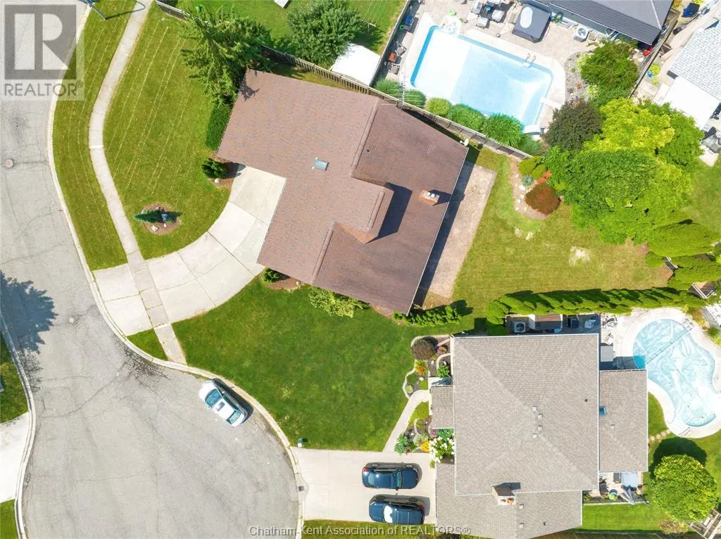 8 MOHAWK COURT