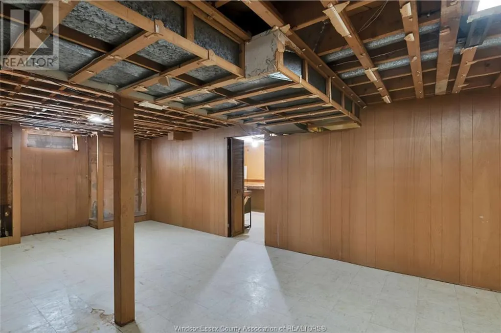 1547 CHERRYLAWN CRESCENT