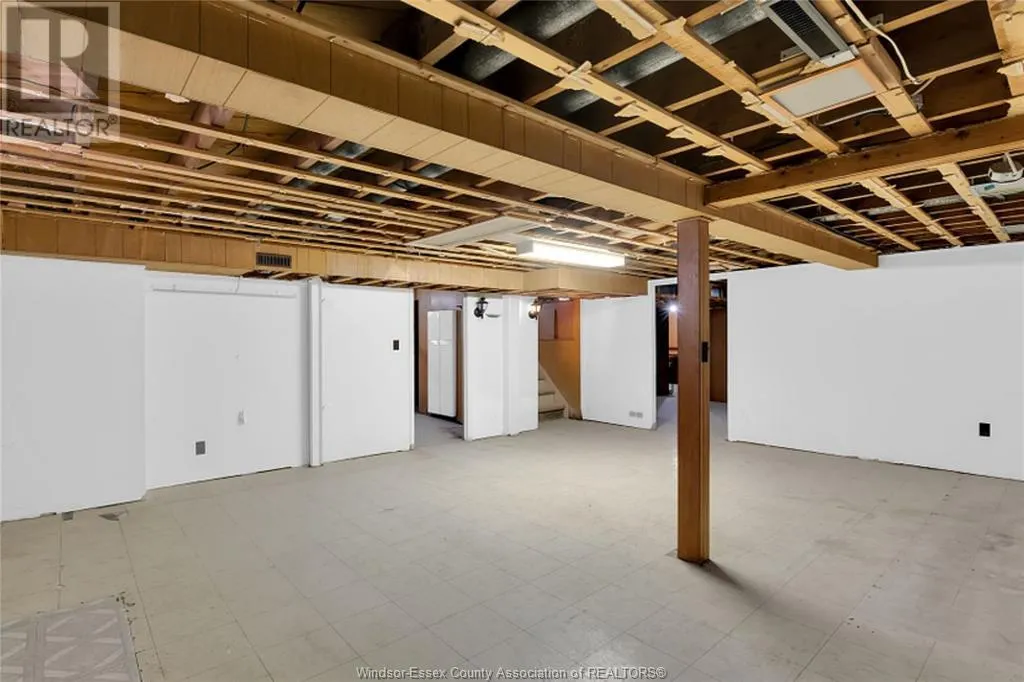 1547 CHERRYLAWN CRESCENT