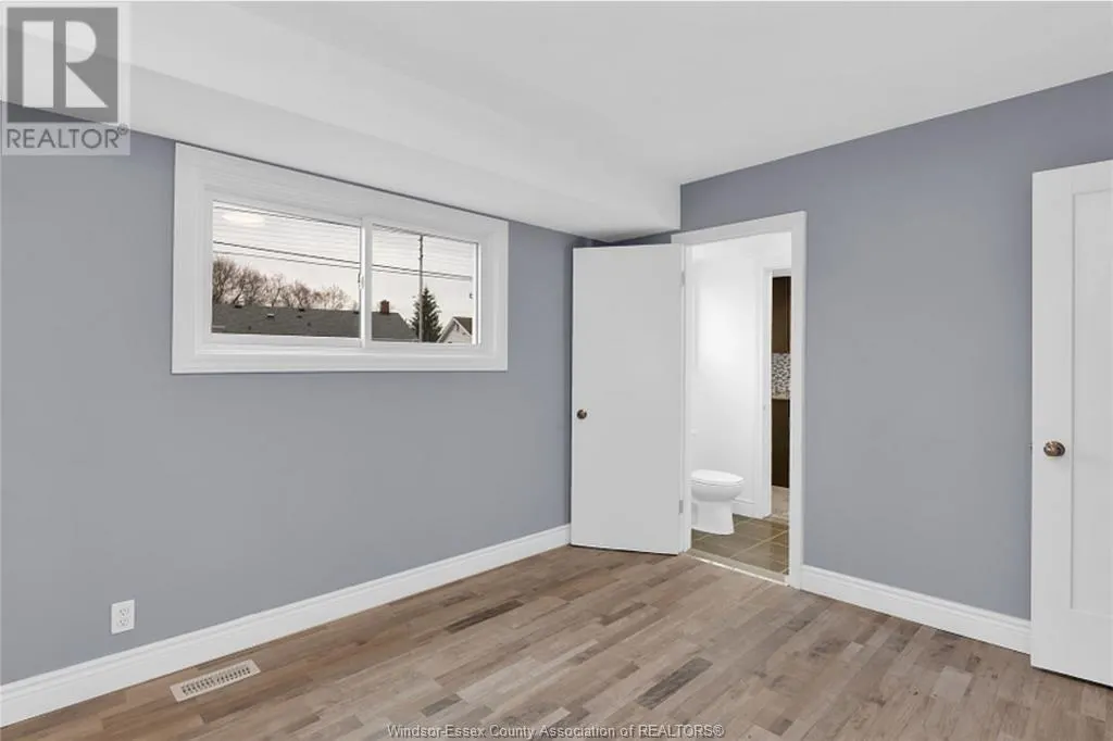 1547 CHERRYLAWN CRESCENT