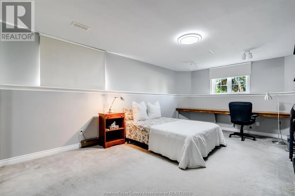 77 Hodgins STREET
