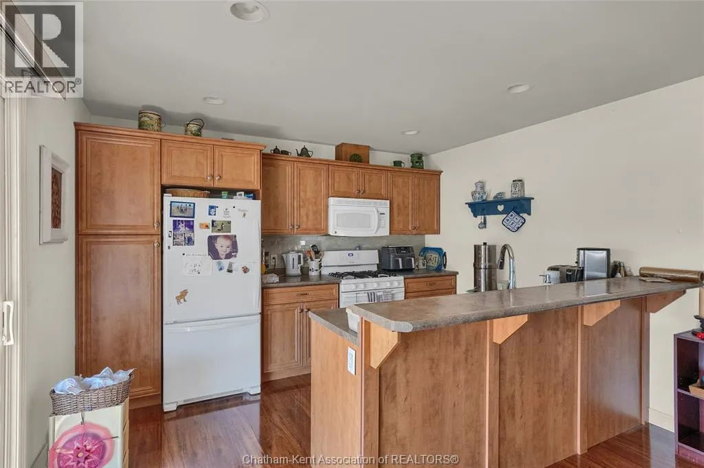 3 Schooner COURT