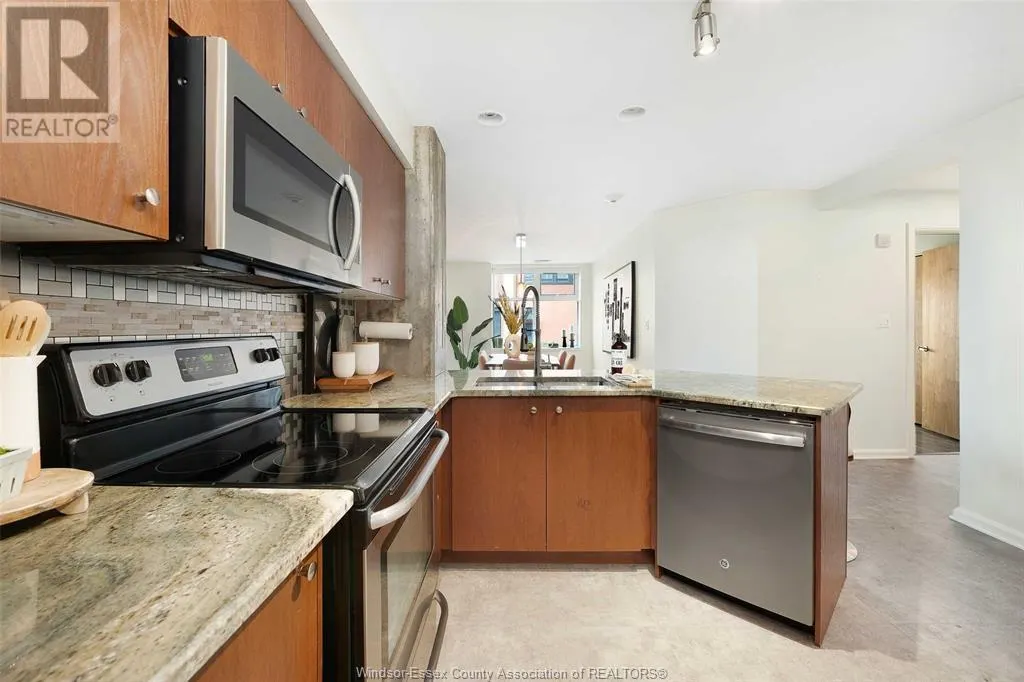 2175 WYANDOTTE STREET East Unit# 102