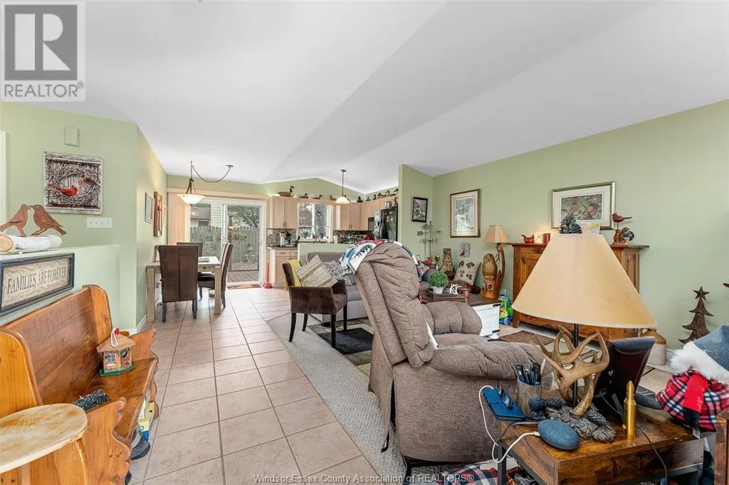 402 THORNRIDGE CRESCENT