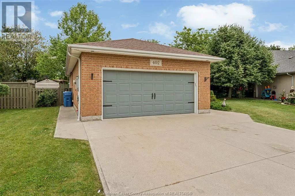 402 THORNRIDGE CRESCENT
