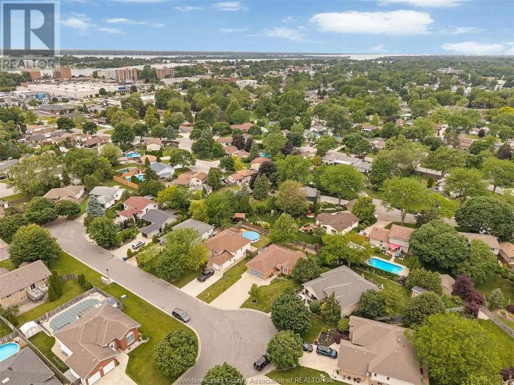 402 THORNRIDGE CRESCENT