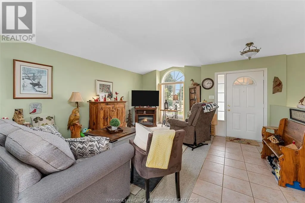 402 THORNRIDGE CRESCENT