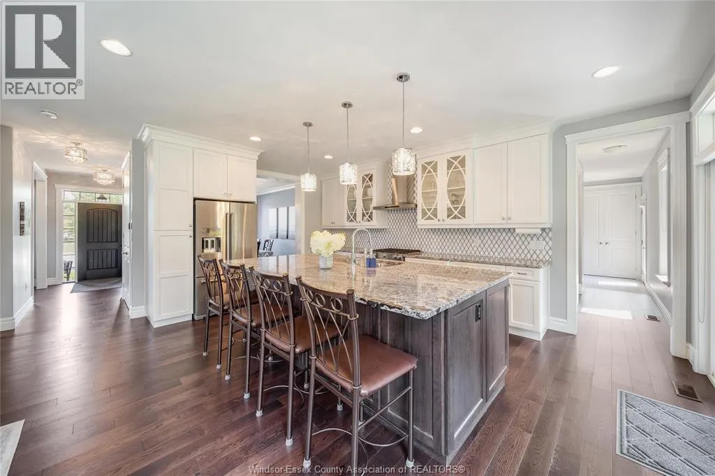 338 LAKEWOOD CRESCENT