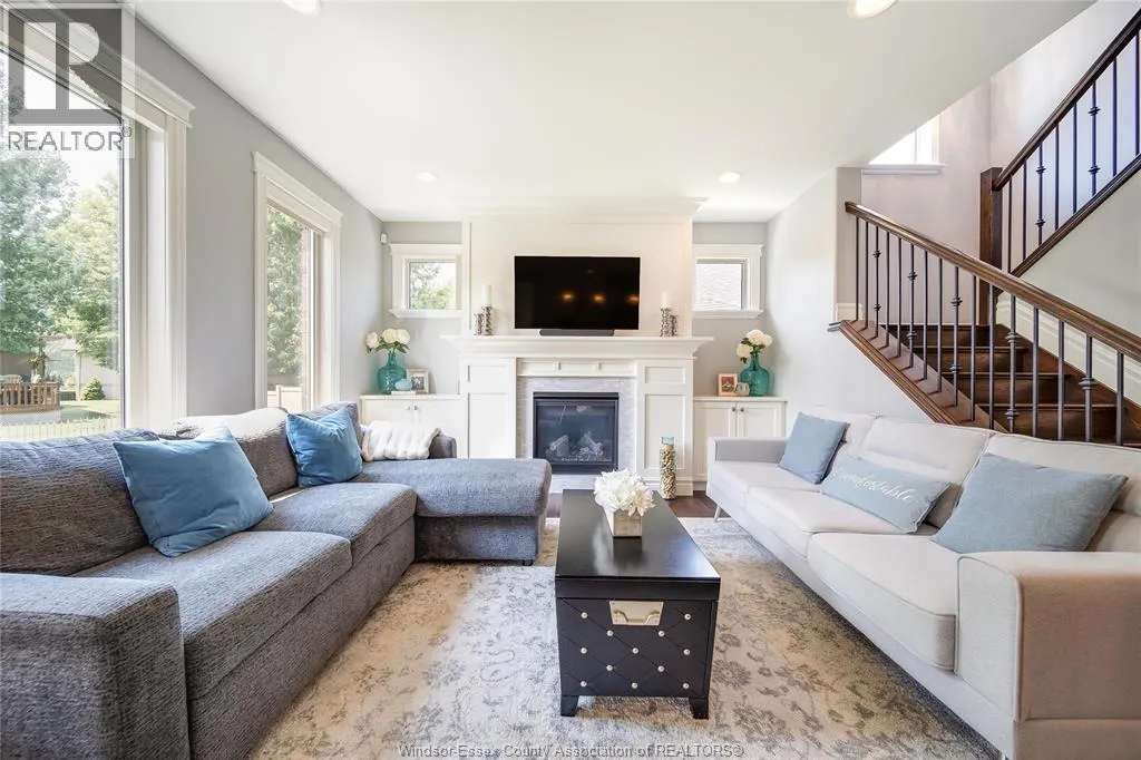 338 LAKEWOOD CRESCENT