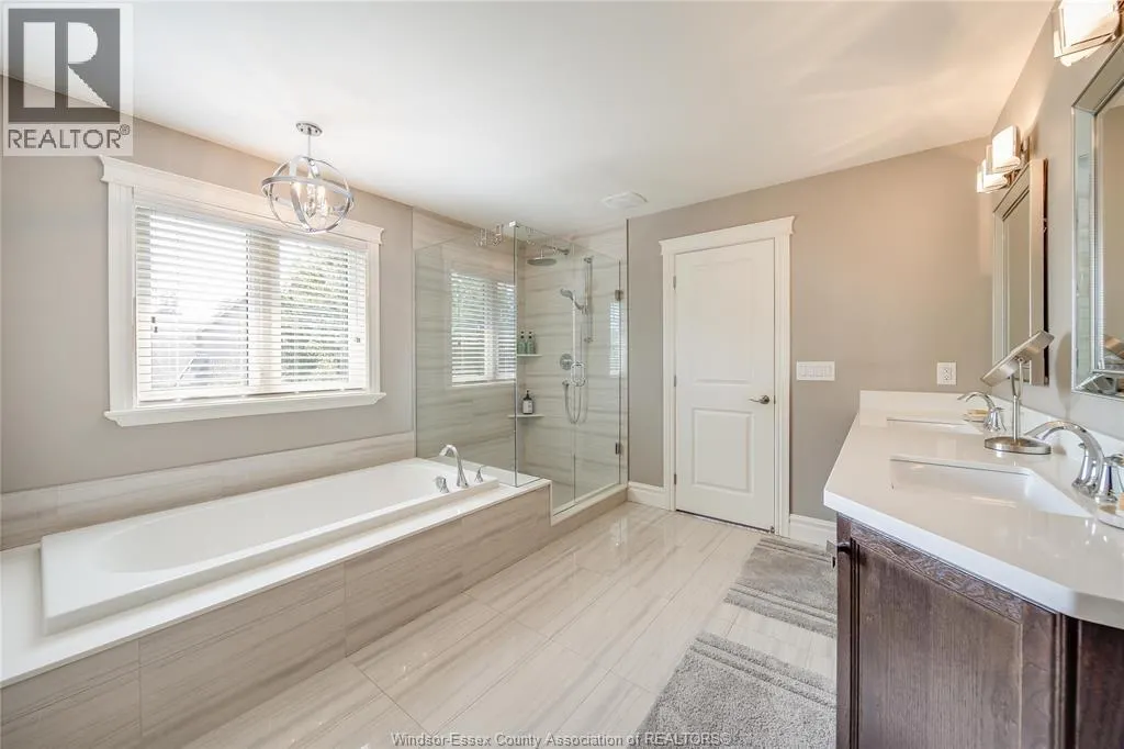 338 LAKEWOOD CRESCENT