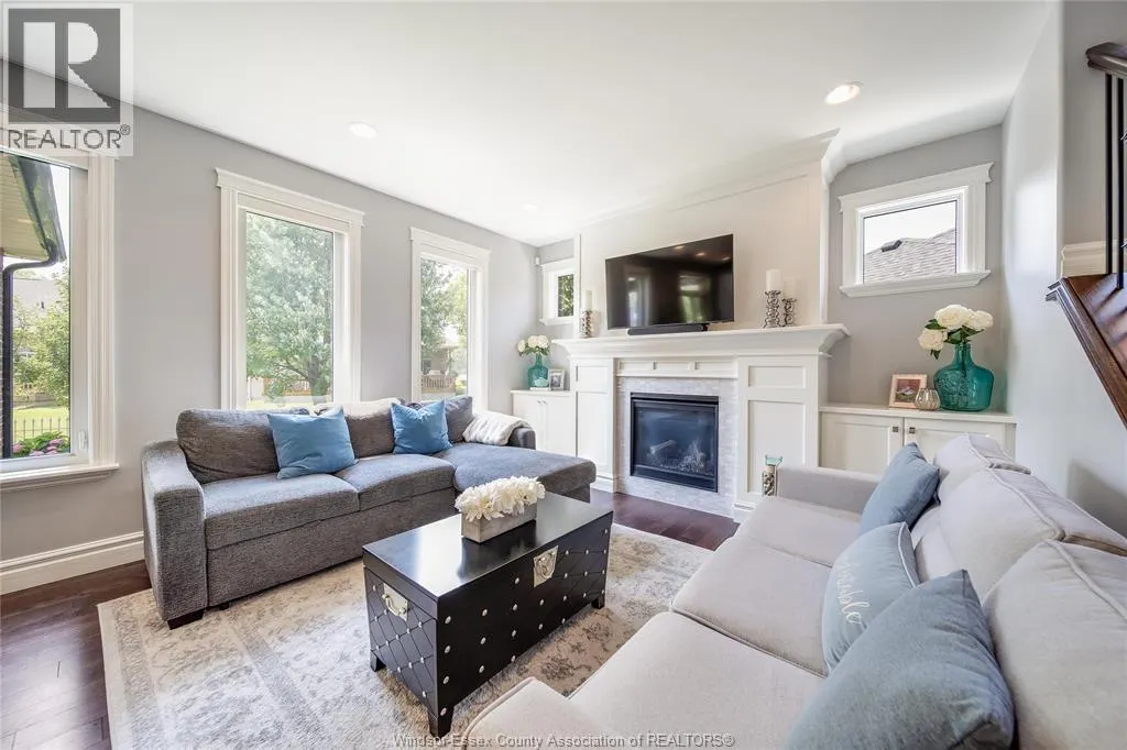 338 LAKEWOOD CRESCENT