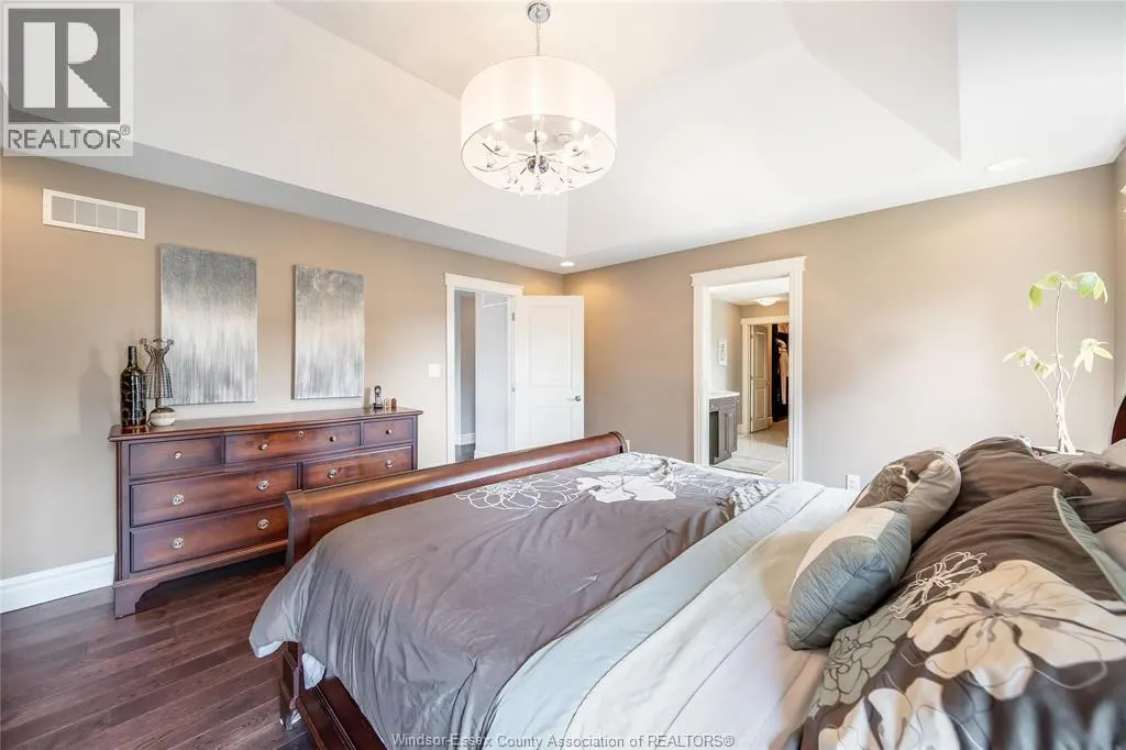 338 LAKEWOOD CRESCENT