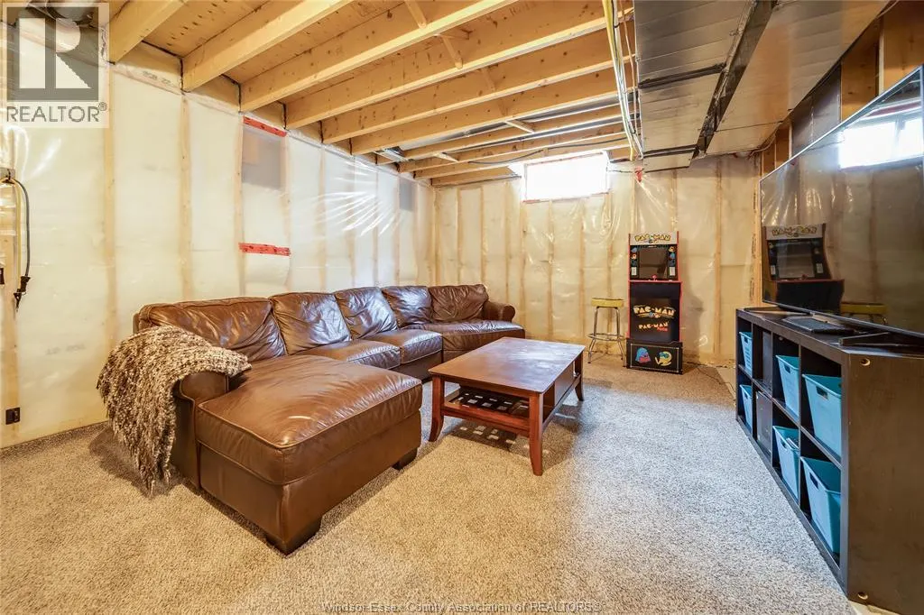 338 LAKEWOOD CRESCENT