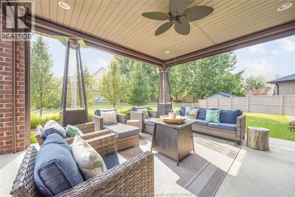 338 LAKEWOOD CRESCENT