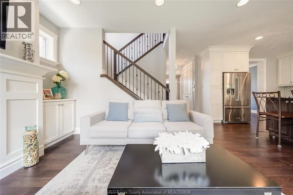 338 LAKEWOOD CRESCENT