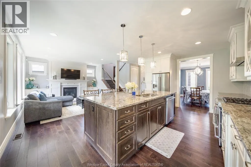338 LAKEWOOD CRESCENT