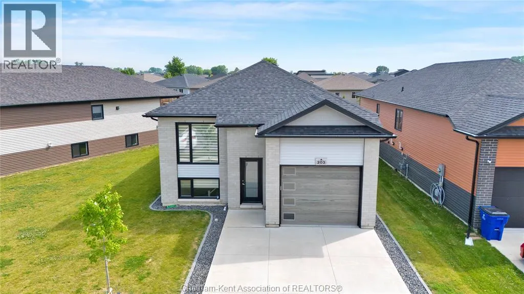 203 MOONSTONE CRESCENT