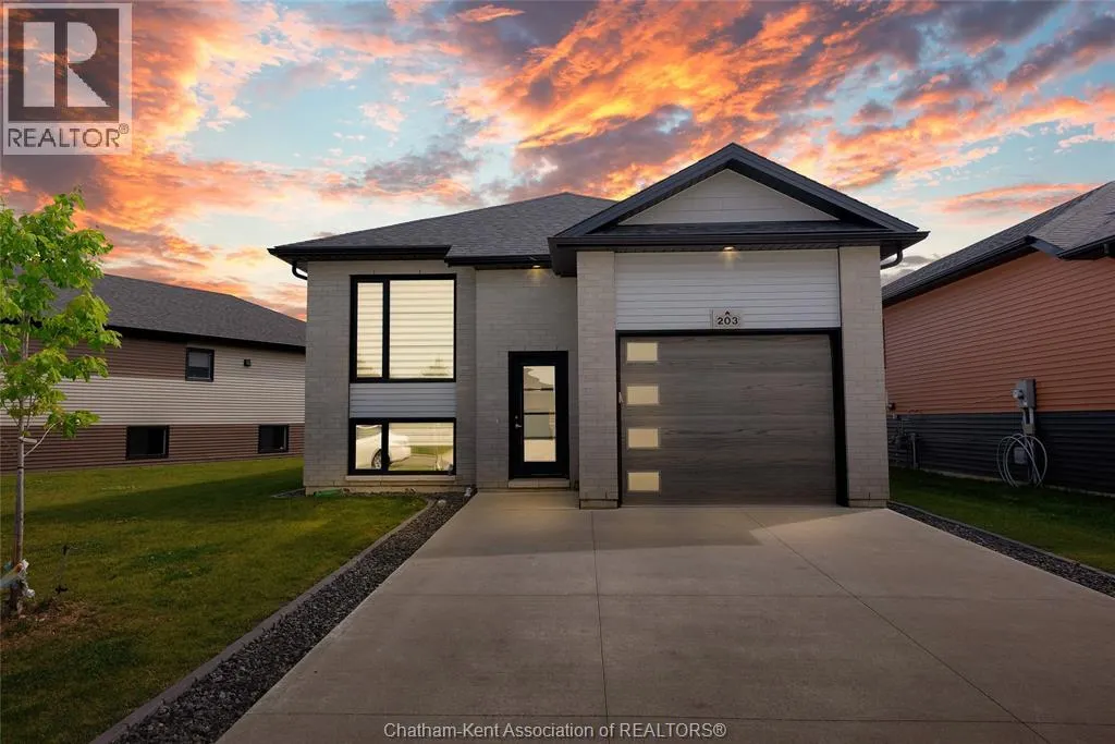 203 MOONSTONE CRESCENT
