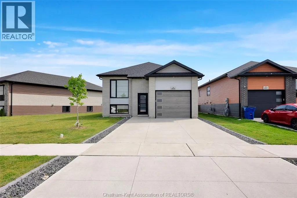 203 MOONSTONE CRESCENT